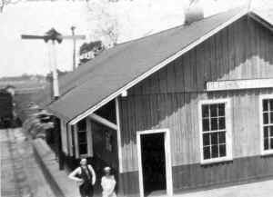 Pleasant-Garden-Depot-ca193x-Anne-Hice.jpg (132472 bytes)